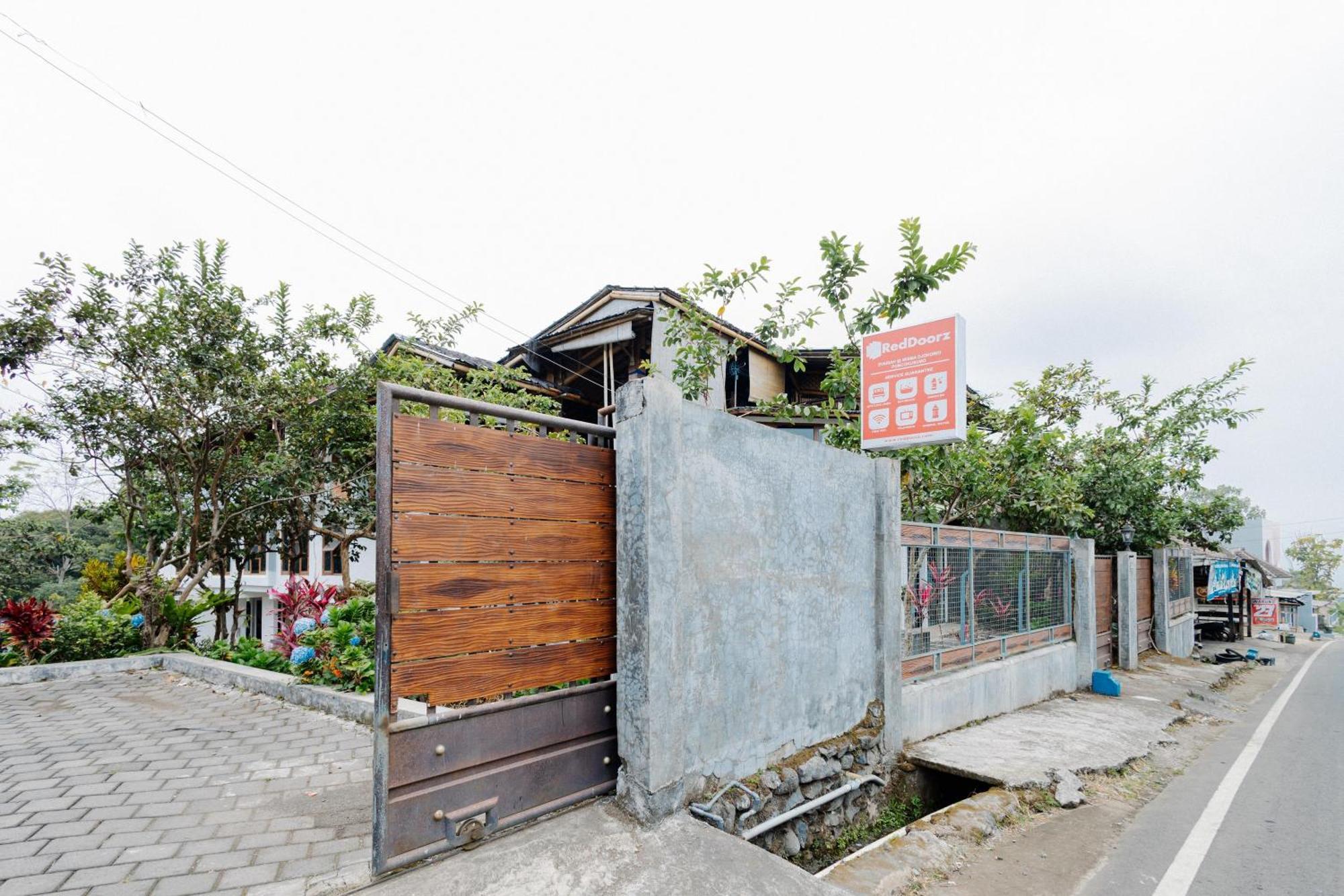 מאלאנג Reddoorz Syariah At Wisma Djokorio Poncokusumo מראה חיצוני תמונה